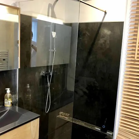 Cosy 42m With Balcony View And Wifi *