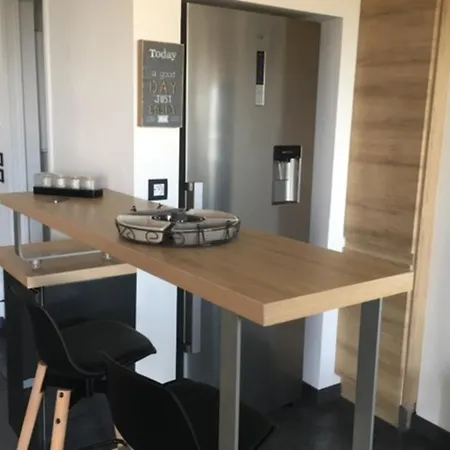 Cosy 42m With Balcony View And Wifi